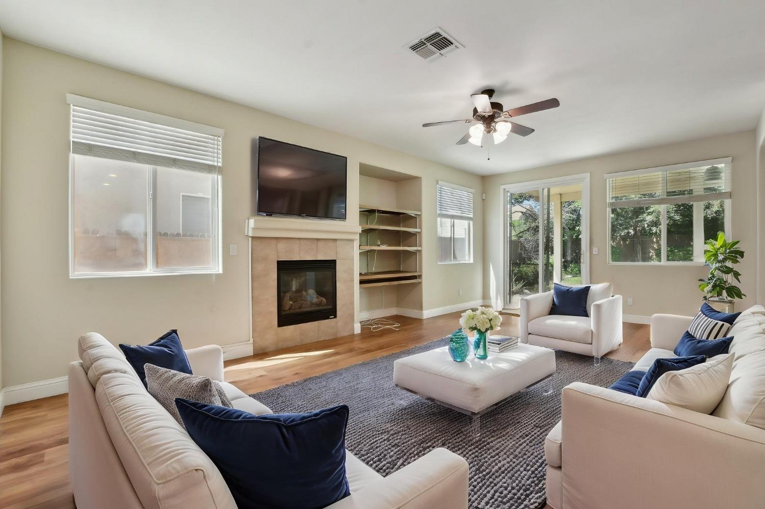 Detail Gallery Image 3 of 37 For 9424 Cristo Way, Elk Grove,  CA 95758 - 5 Beds | 3/1 Baths