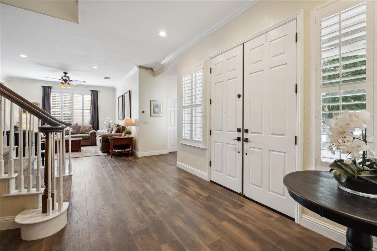 Detail Gallery Image 5 of 49 For 9837 Valgrande Way, Elk Grove,  CA 95757 - 5 Beds | 4 Baths