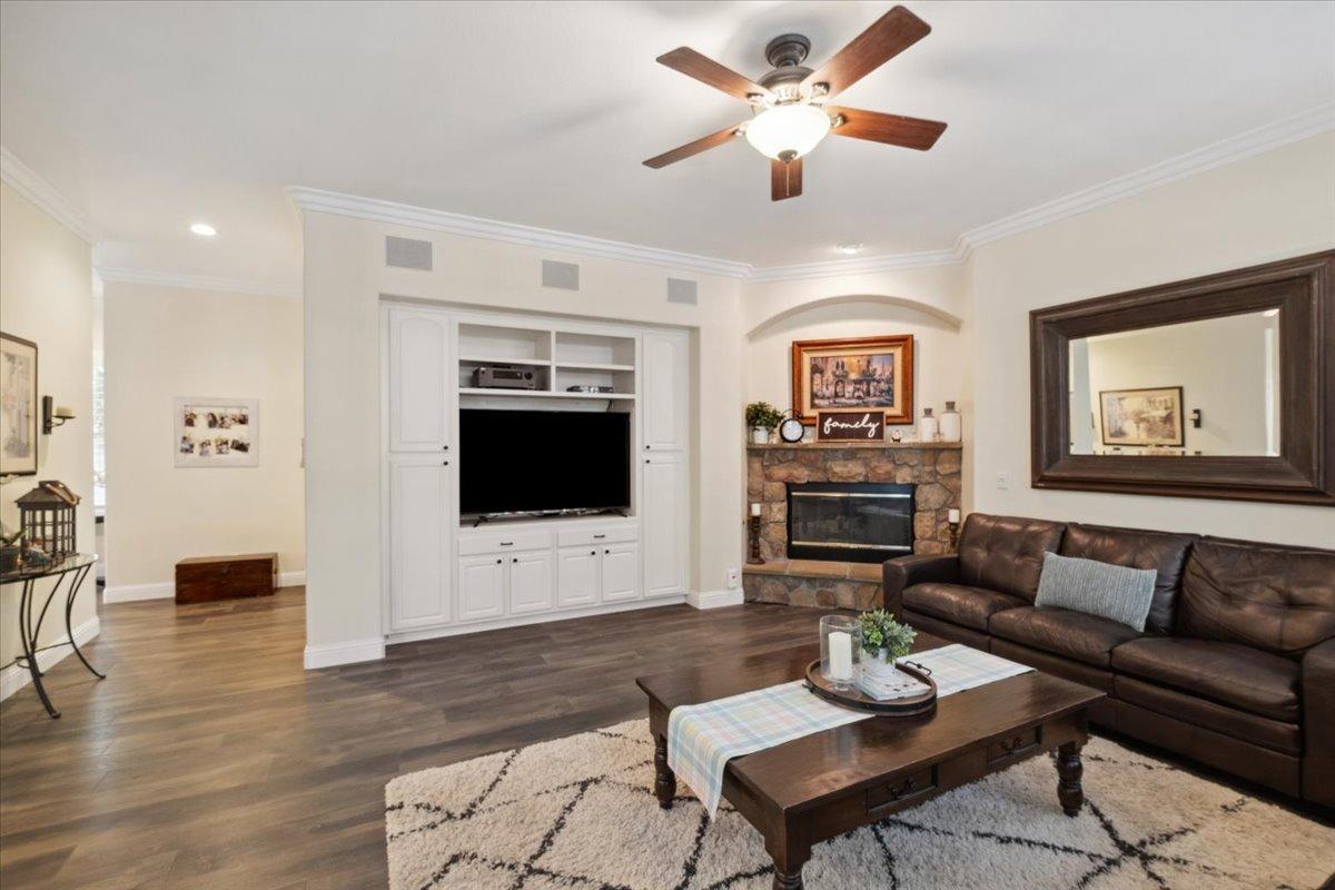 Detail Gallery Image 14 of 49 For 9837 Valgrande Way, Elk Grove,  CA 95757 - 5 Beds | 4 Baths