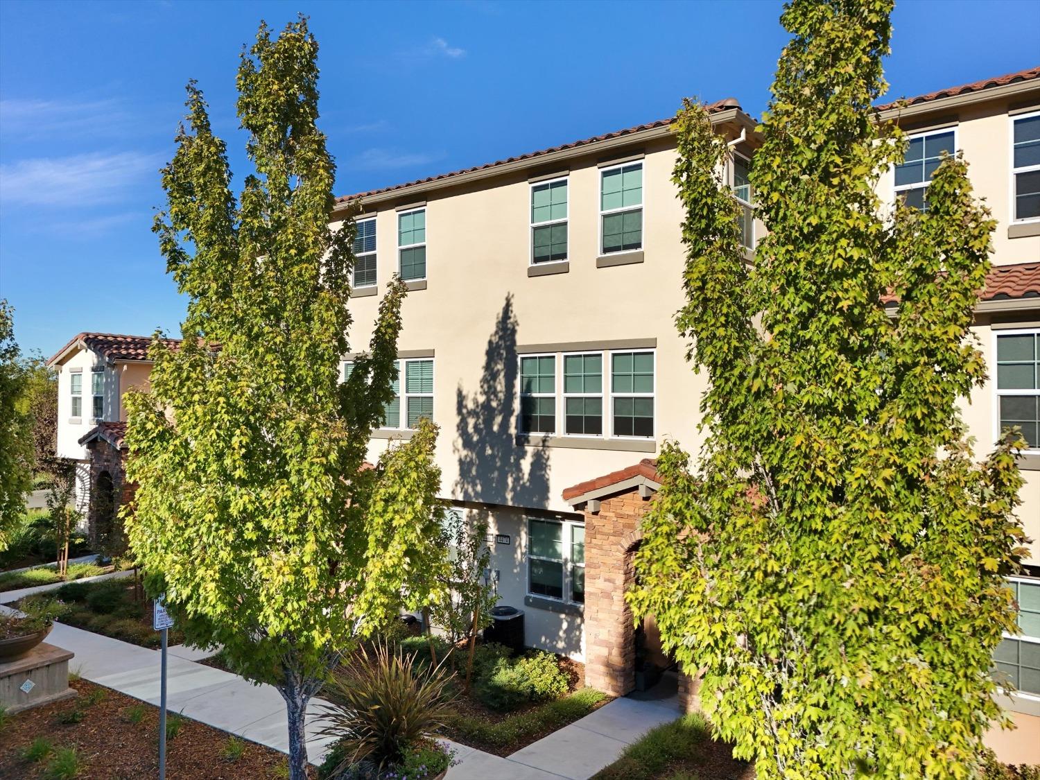 Detail Gallery Image 3 of 97 For 4474 Louvre Ln, Sacramento,  CA 95834 - 4 Beds | 3/1 Baths
