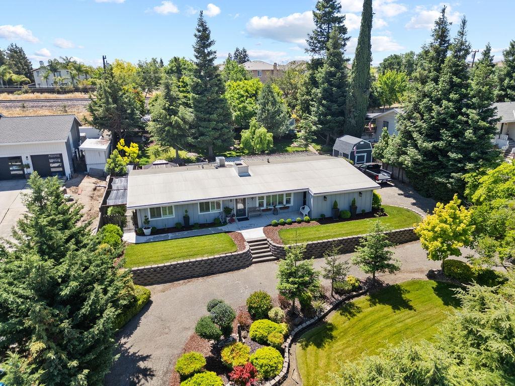 Detail Gallery Image 2 of 46 For 2119 Tioga Ave, Oakdale,  CA 95361 - 3 Beds | 2 Baths