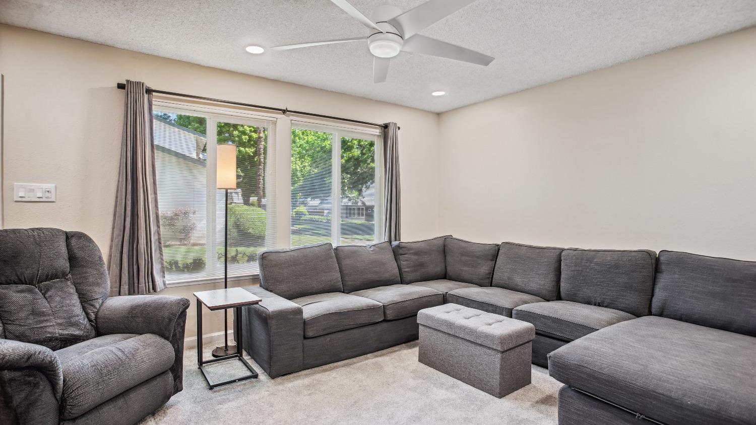 Detail Gallery Image 4 of 39 For 8903 Salmon Falls Dr #B,  Sacramento,  CA 95826 - 4 Beds | 2/1 Baths