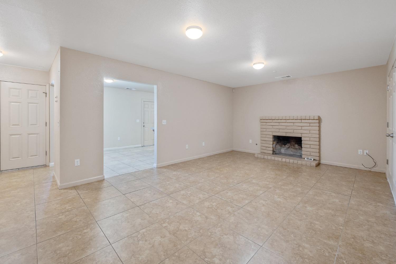 Detail Gallery Image 9 of 38 For 709 Shasta Dr, Hanford,  CA 93230 - 4 Beds | 2 Baths