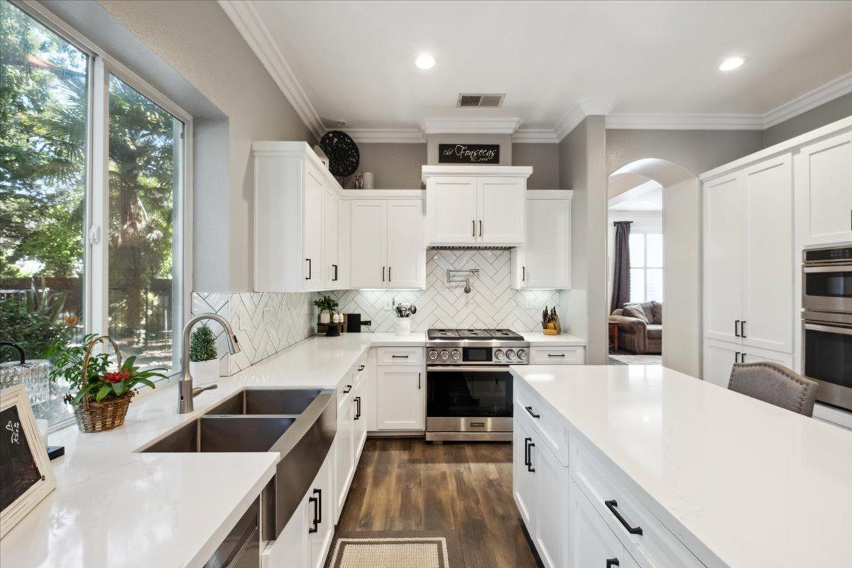 Detail Gallery Image 11 of 49 For 9837 Valgrande Way, Elk Grove,  CA 95757 - 5 Beds | 4 Baths