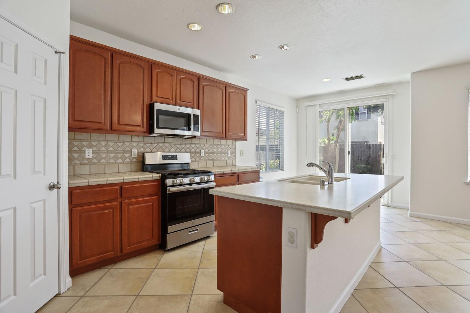 Detail Gallery Image 4 of 26 For 2340 Etcheverry Dr, Stockton,  CA 95212 - 5 Beds | 3 Baths