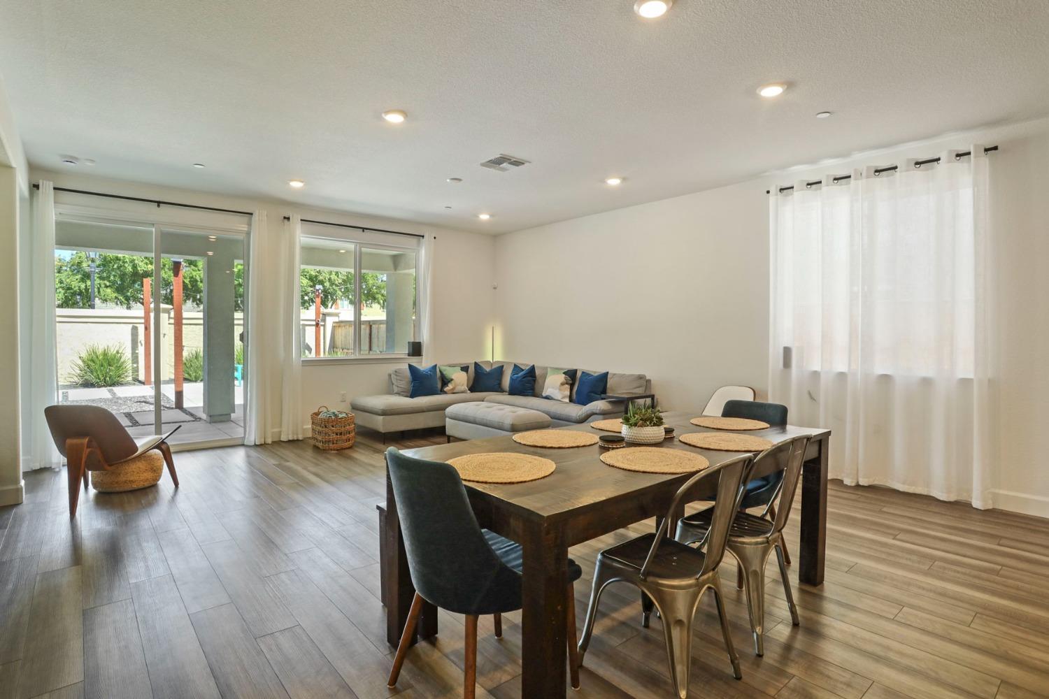 Detail Gallery Image 13 of 51 For 10332 Crab Apple Dr, Stockton,  CA 95219 - 3 Beds | 3 Baths