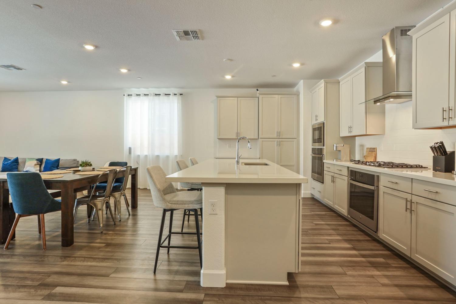 Detail Gallery Image 6 of 51 For 10332 Crab Apple Dr, Stockton,  CA 95219 - 3 Beds | 3 Baths