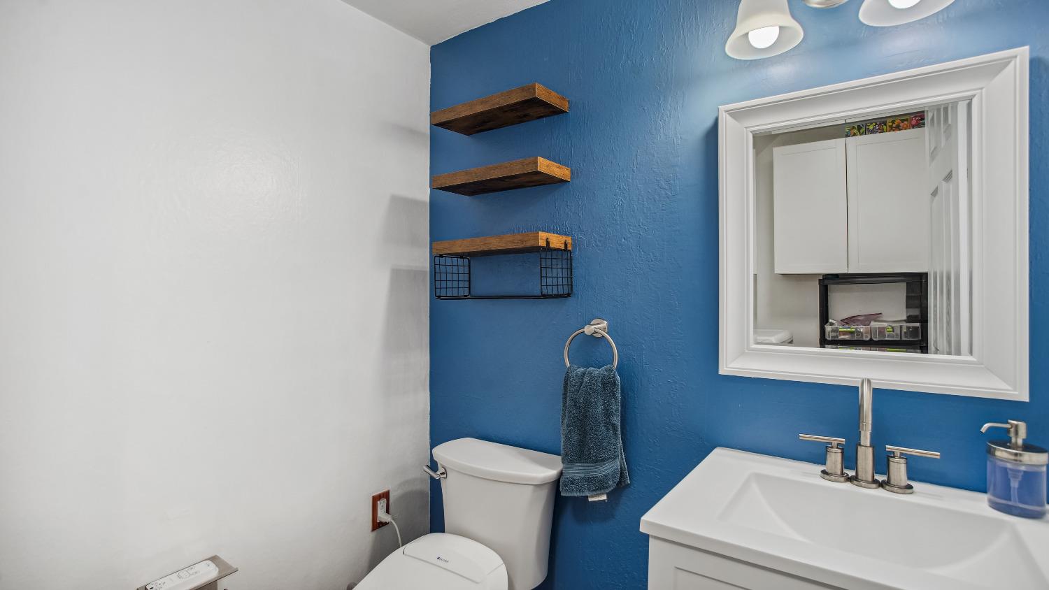 Detail Gallery Image 16 of 39 For 8903 Salmon Falls Dr #B,  Sacramento,  CA 95826 - 4 Beds | 2/1 Baths
