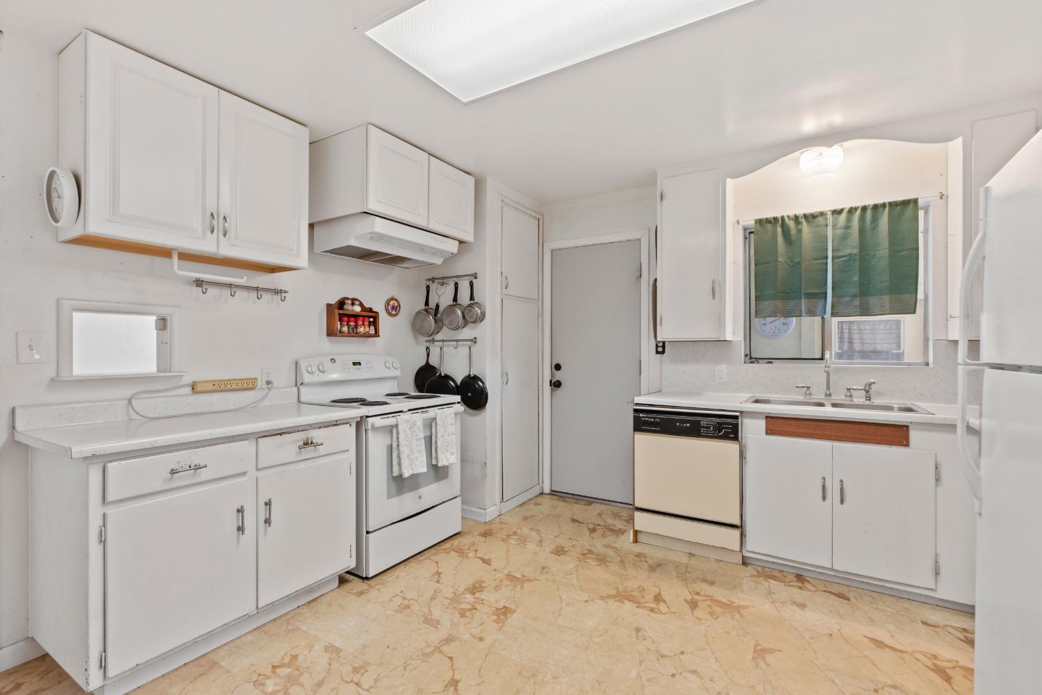 Detail Gallery Image 12 of 42 For 515 Locust Ave, Manteca,  CA 95337 - 3 Beds | 2 Baths