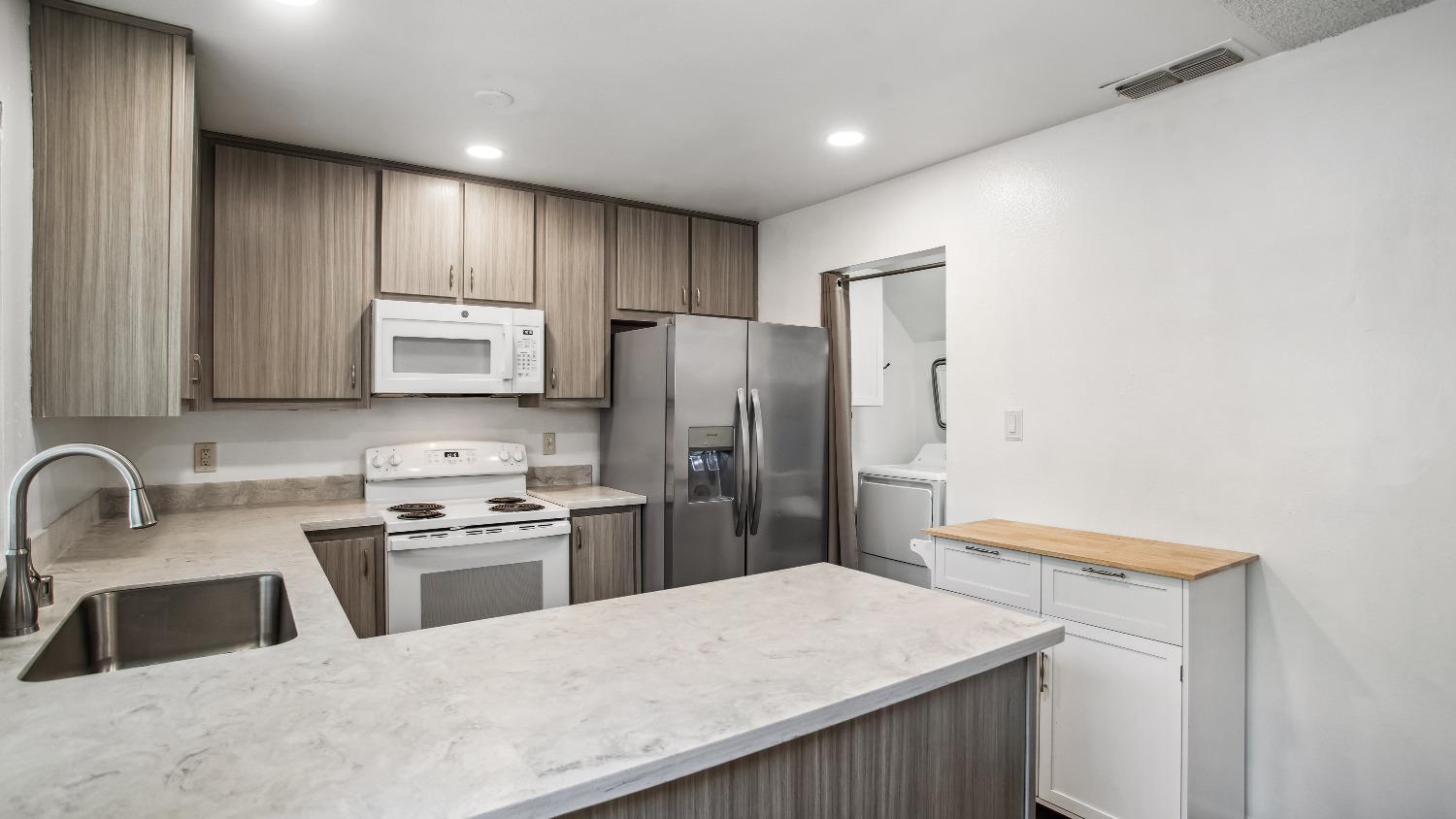 Detail Gallery Image 10 of 39 For 8903 Salmon Falls Dr #B,  Sacramento,  CA 95826 - 4 Beds | 2/1 Baths