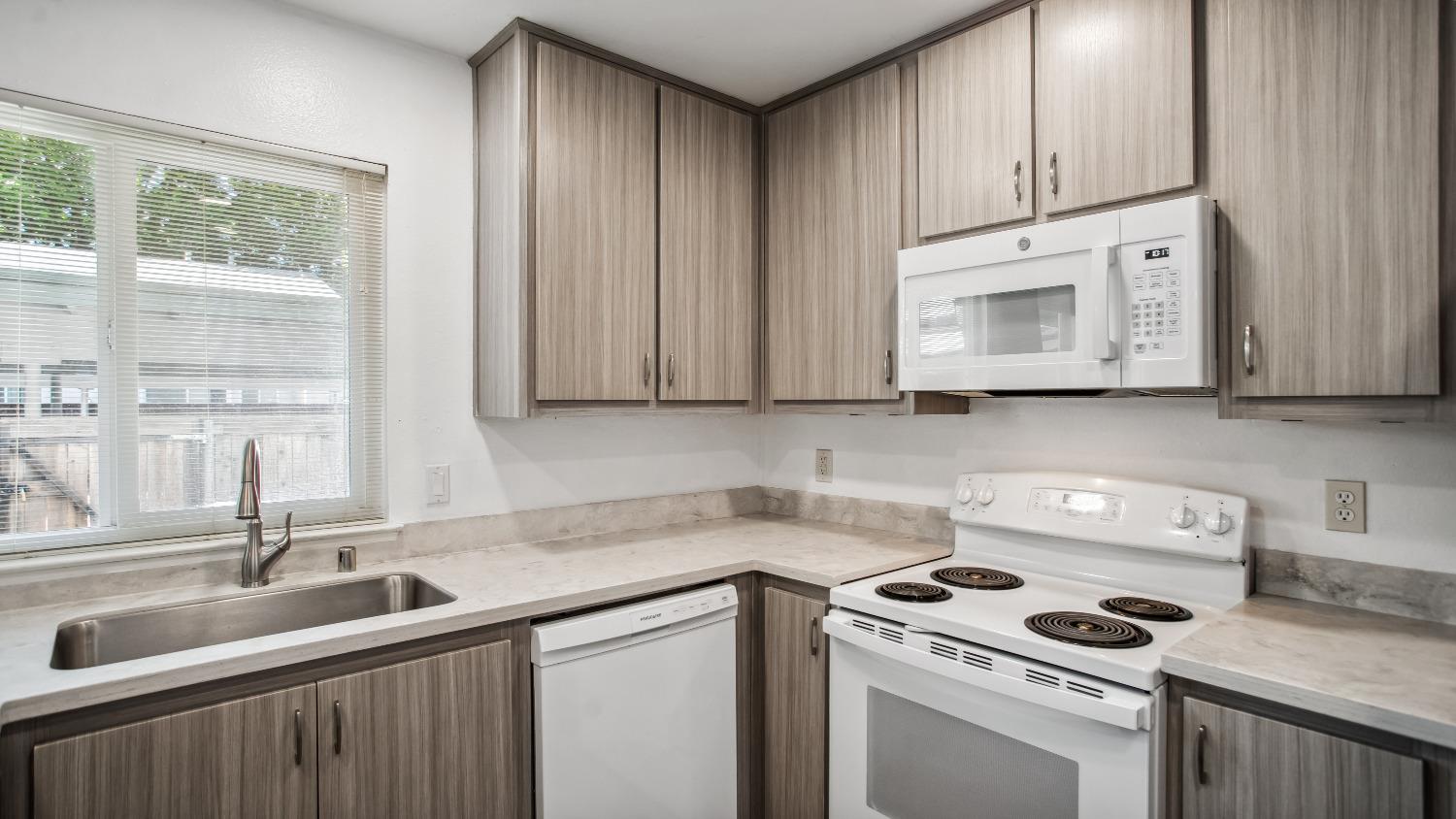 Detail Gallery Image 9 of 39 For 8903 Salmon Falls Dr #B,  Sacramento,  CA 95826 - 4 Beds | 2/1 Baths