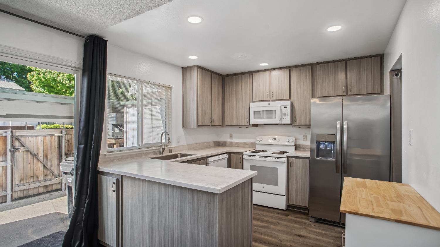 Detail Gallery Image 8 of 39 For 8903 Salmon Falls Dr #B,  Sacramento,  CA 95826 - 4 Beds | 2/1 Baths