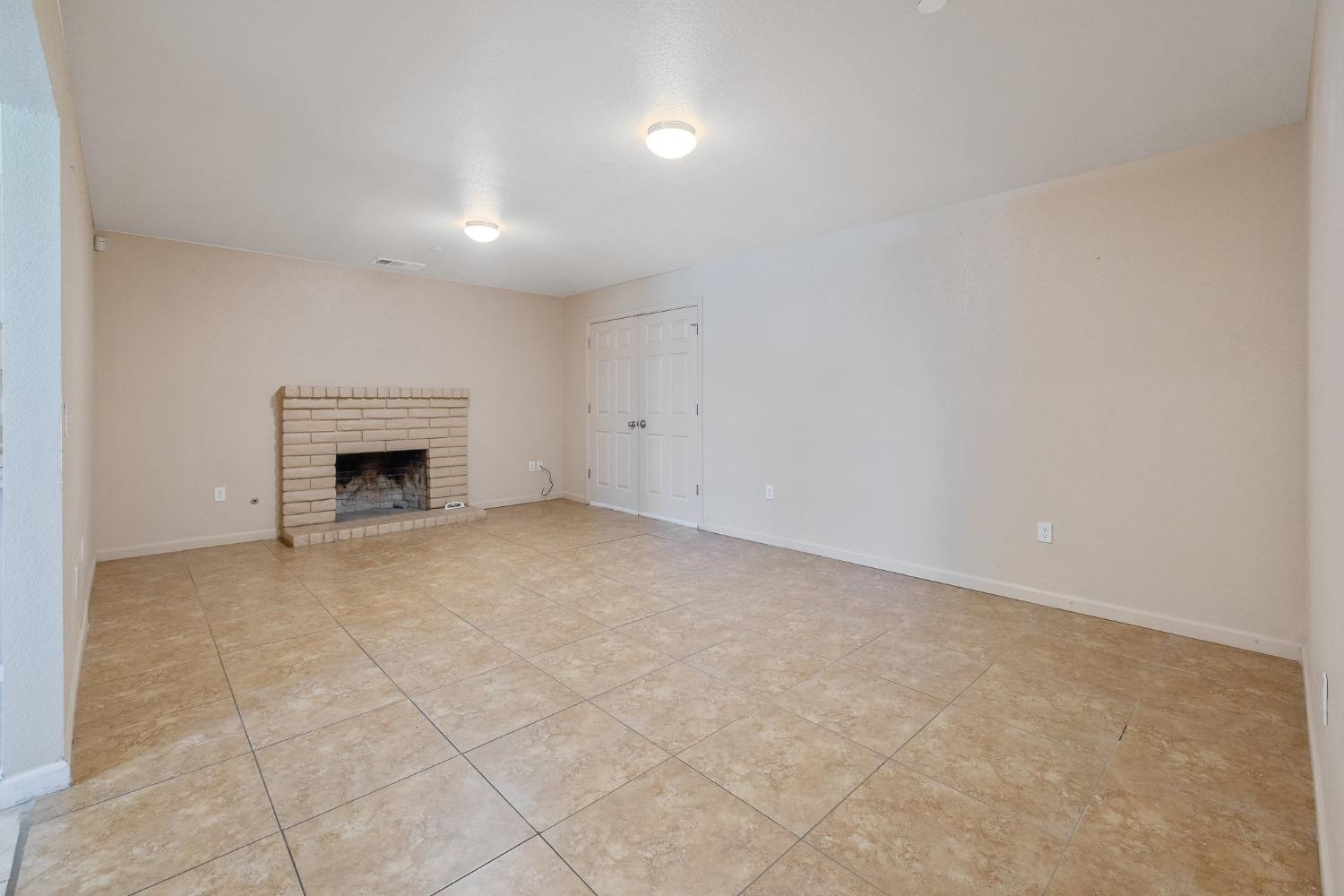 Detail Gallery Image 8 of 38 For 709 Shasta Dr, Hanford,  CA 93230 - 4 Beds | 2 Baths