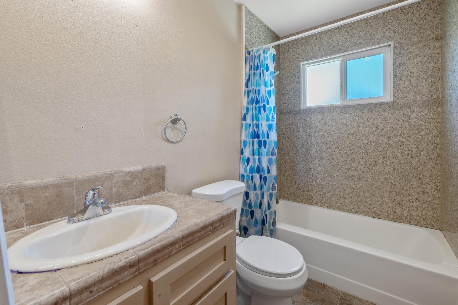 Detail Gallery Image 17 of 38 For 709 Shasta Dr, Hanford,  CA 93230 - 4 Beds | 2 Baths