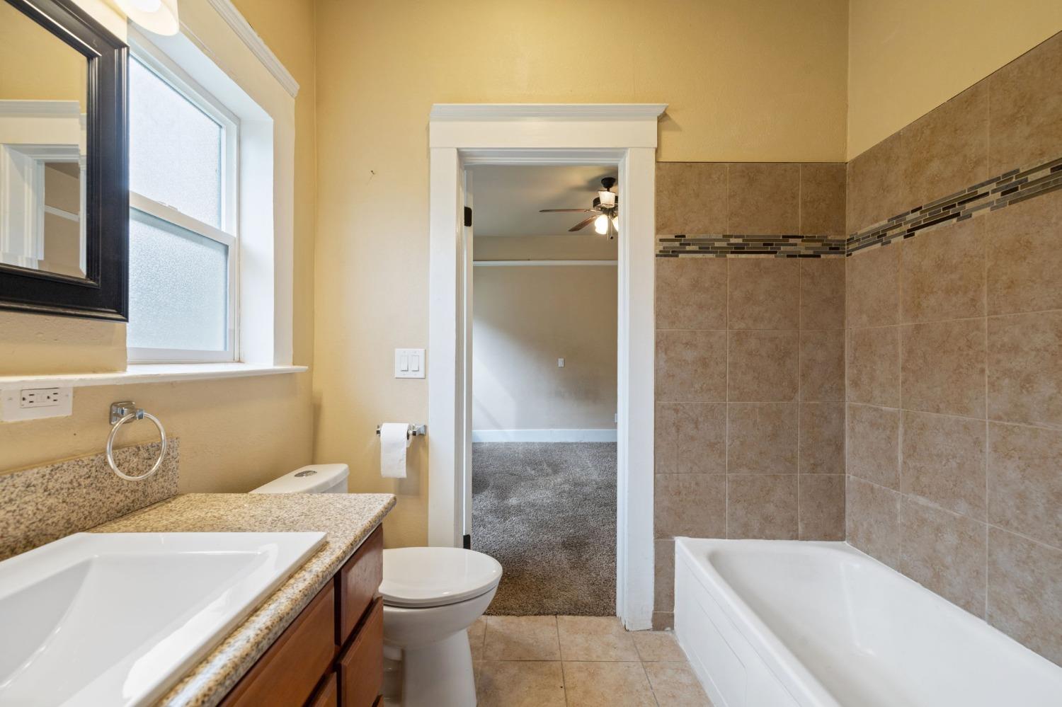 Detail Gallery Image 9 of 11 For 3264 E Kerckhoff Ave, Fresno,  CA 93702 - 3 Beds | 2 Baths