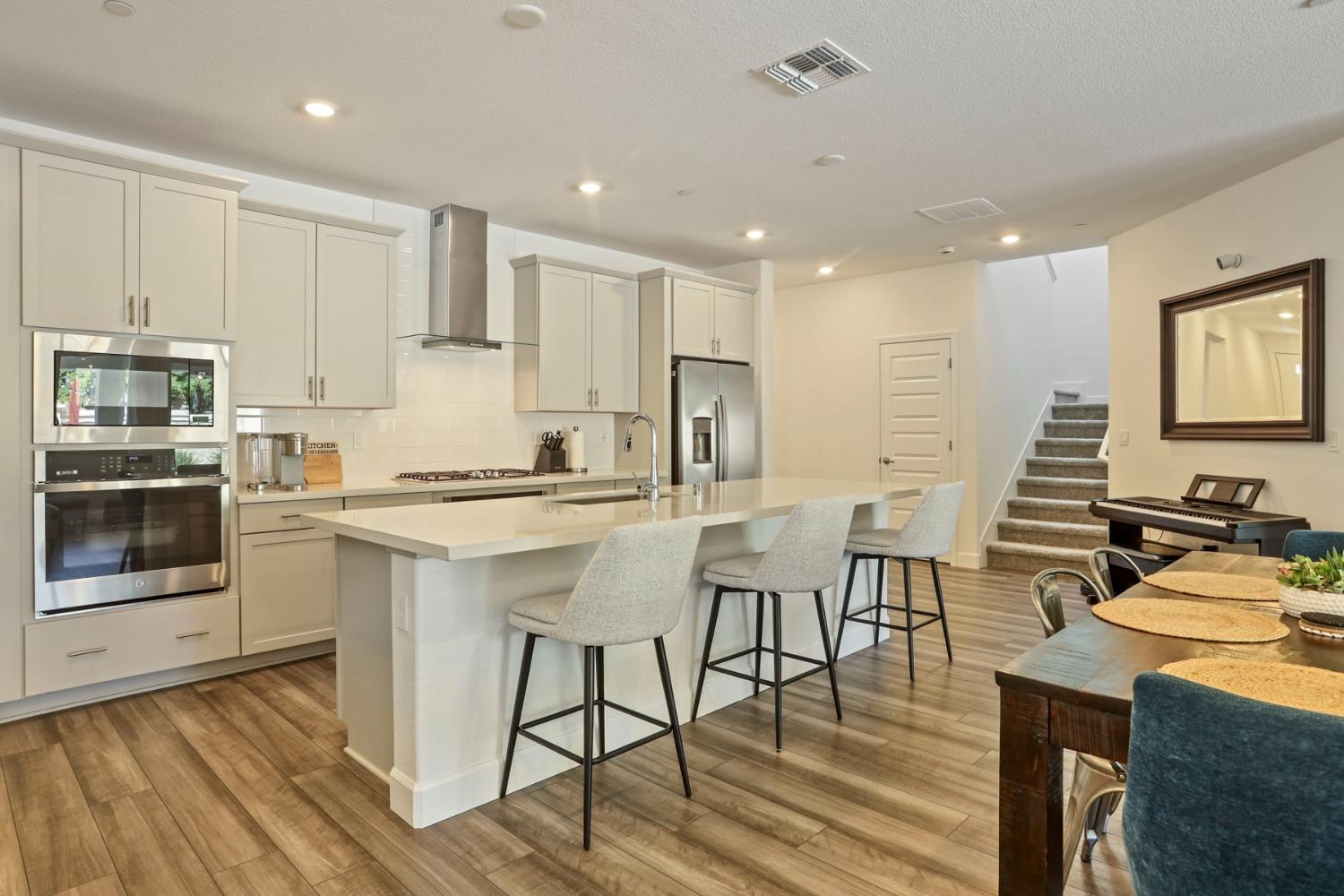 Detail Gallery Image 3 of 51 For 10332 Crab Apple Dr, Stockton,  CA 95219 - 3 Beds | 3 Baths