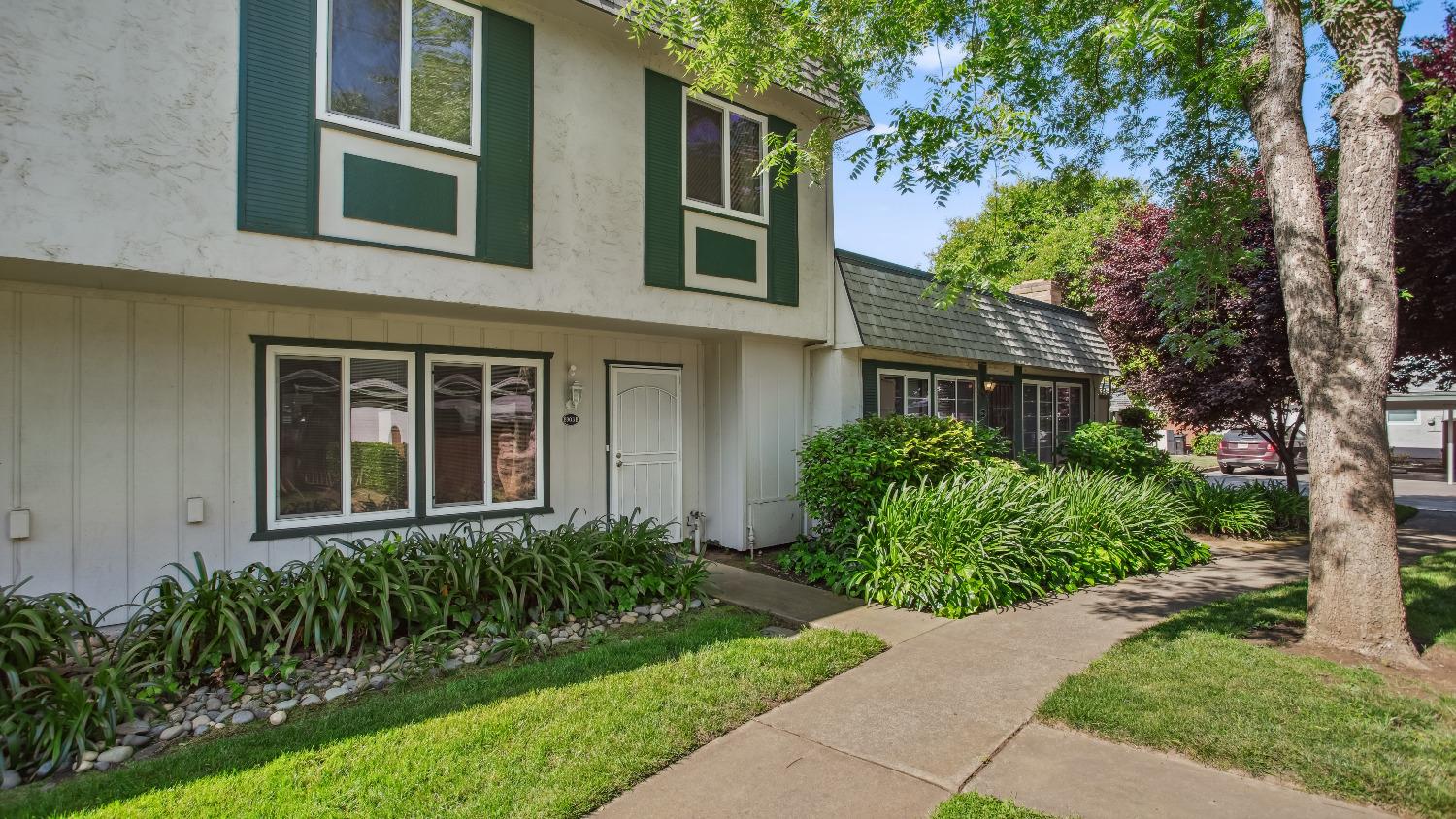 Detail Gallery Image 3 of 39 For 8903 Salmon Falls Dr #B,  Sacramento,  CA 95826 - 4 Beds | 2/1 Baths