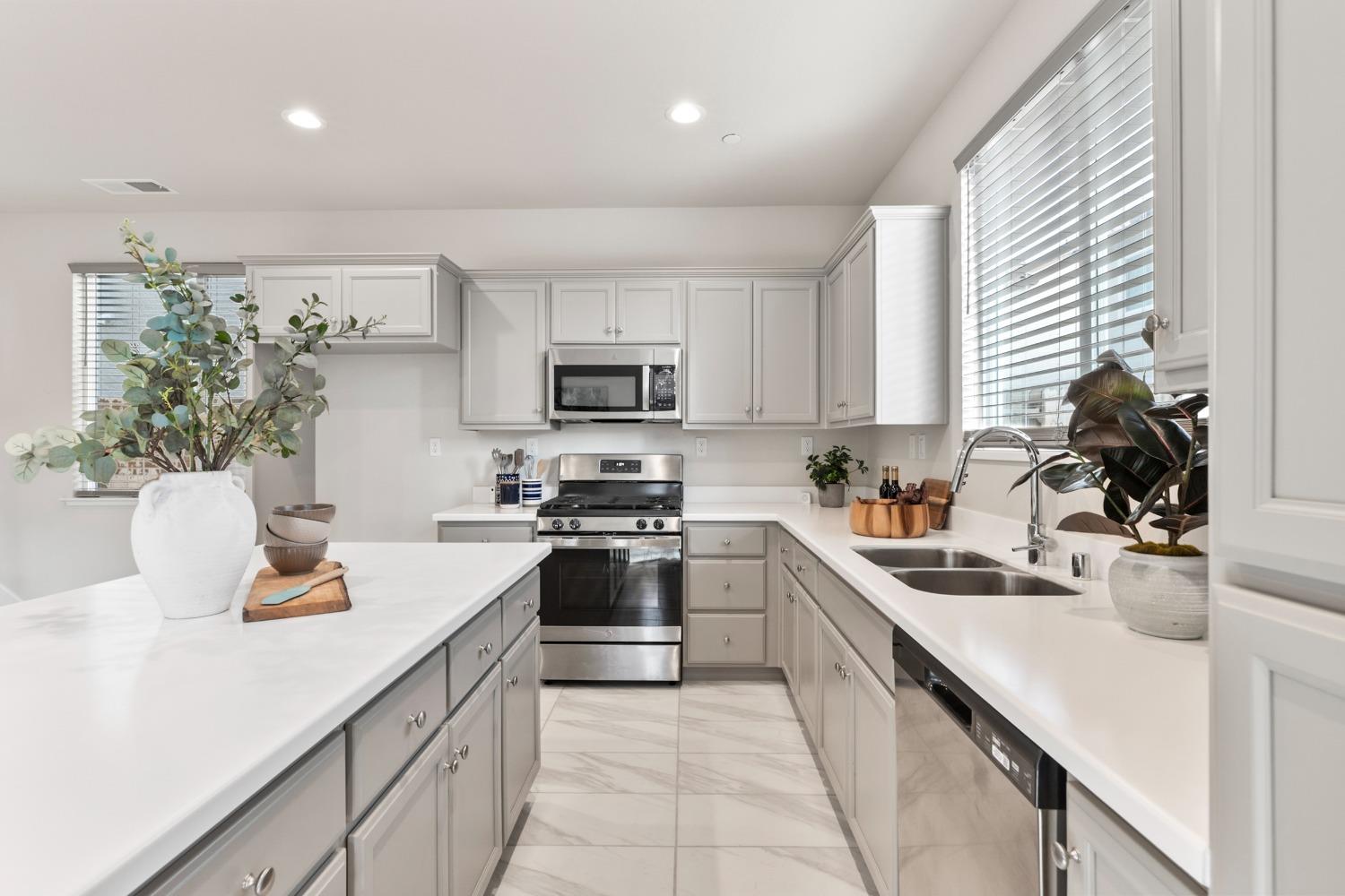 Detail Gallery Image 8 of 36 For 3922 Dedication Dr, Turlock,  CA 95382 - 3 Beds | 2/1 Baths