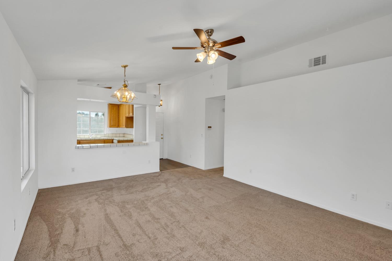 Detail Gallery Image 10 of 47 For 8281 New Point Dr, Sacramento,  CA 95828 - 3 Beds | 2 Baths