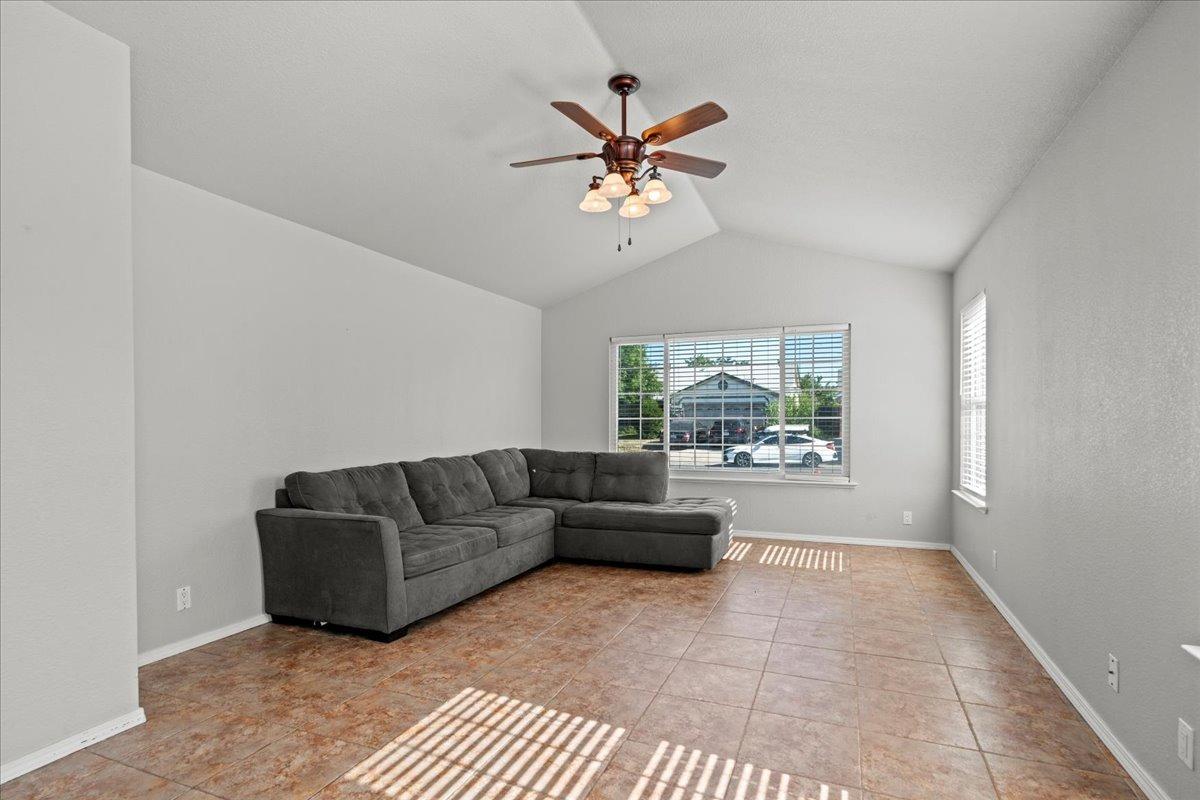 Detail Gallery Image 12 of 29 For 5550 Crystal Hill Way, Sacramento,  CA 95823 - 3 Beds | 2 Baths