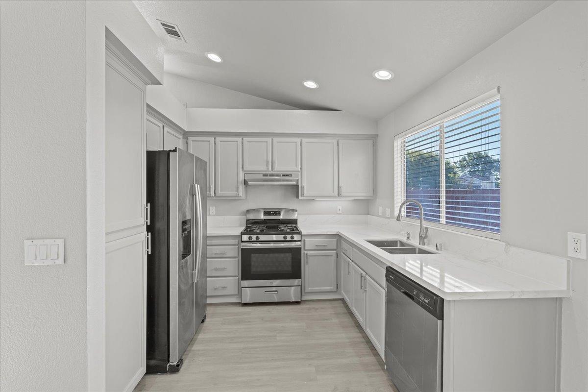 Detail Gallery Image 7 of 29 For 5550 Crystal Hill Way, Sacramento,  CA 95823 - 3 Beds | 2 Baths