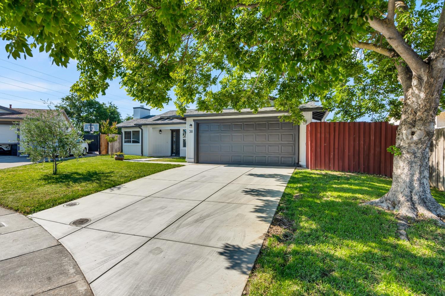 Detail Gallery Image 3 of 52 For 38 Mountainwood Ct, Sacramento,  CA 95823 - 4 Beds | 2 Baths