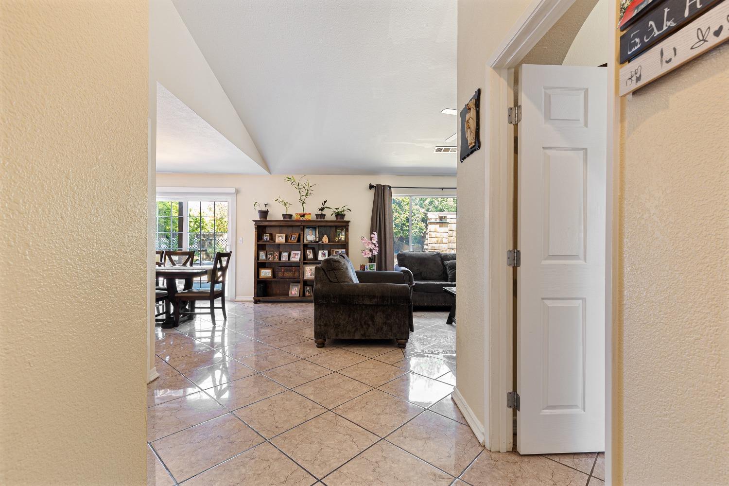 Detail Gallery Image 4 of 39 For 1867 William Moss Blvd, Stockton,  CA 95206 - 4 Beds | 2/1 Baths