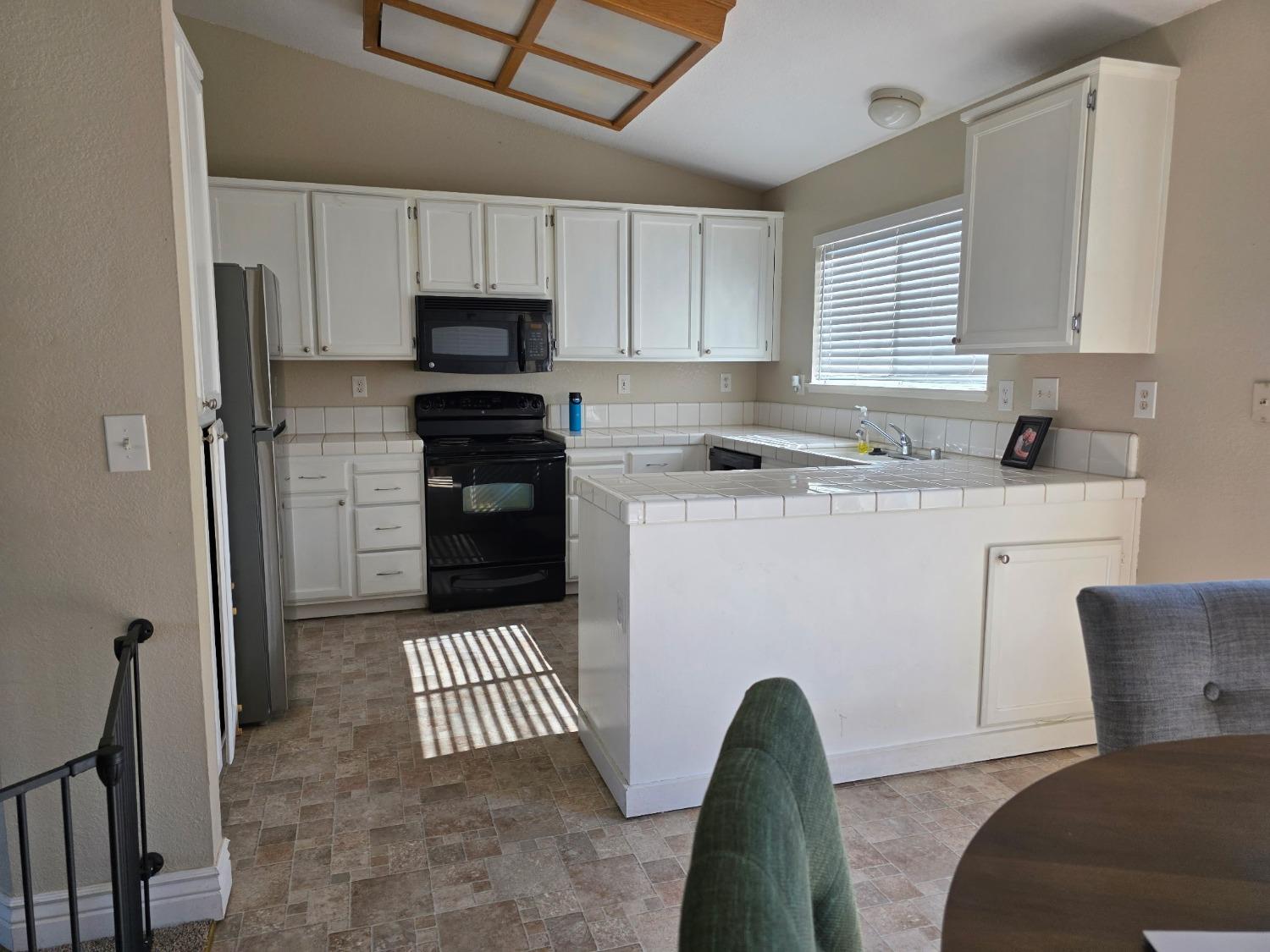 Detail Gallery Image 4 of 6 For 14410 Pinewood Dr, Lathrop,  CA 95330 - 3 Beds | 2 Baths