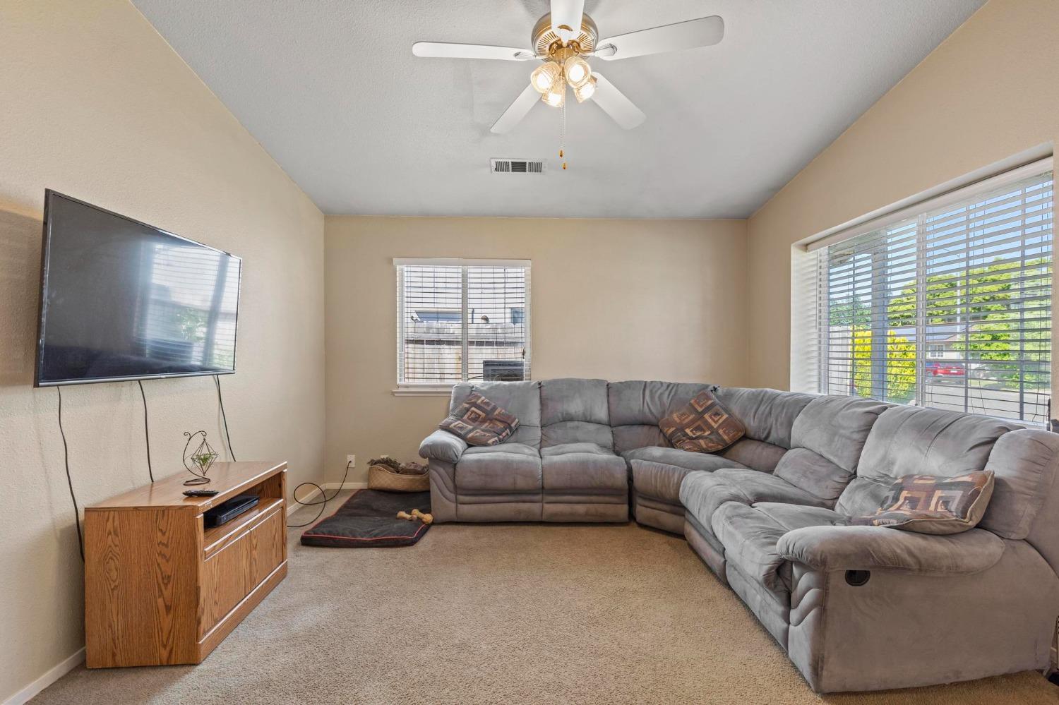 Detail Gallery Image 5 of 32 For 2728 Lowell Dr, Chico,  CA 95973 - 3 Beds | 2 Baths