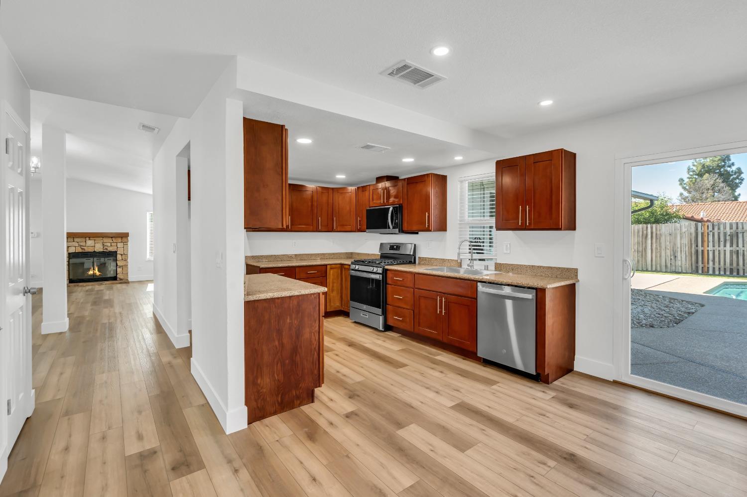 Detail Gallery Image 22 of 52 For 38 Mountainwood Ct, Sacramento,  CA 95823 - 4 Beds | 2 Baths