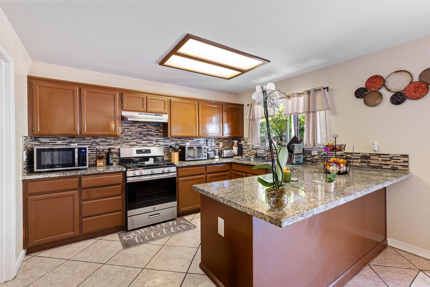 Detail Gallery Image 10 of 39 For 1867 William Moss Blvd, Stockton,  CA 95206 - 4 Beds | 2/1 Baths