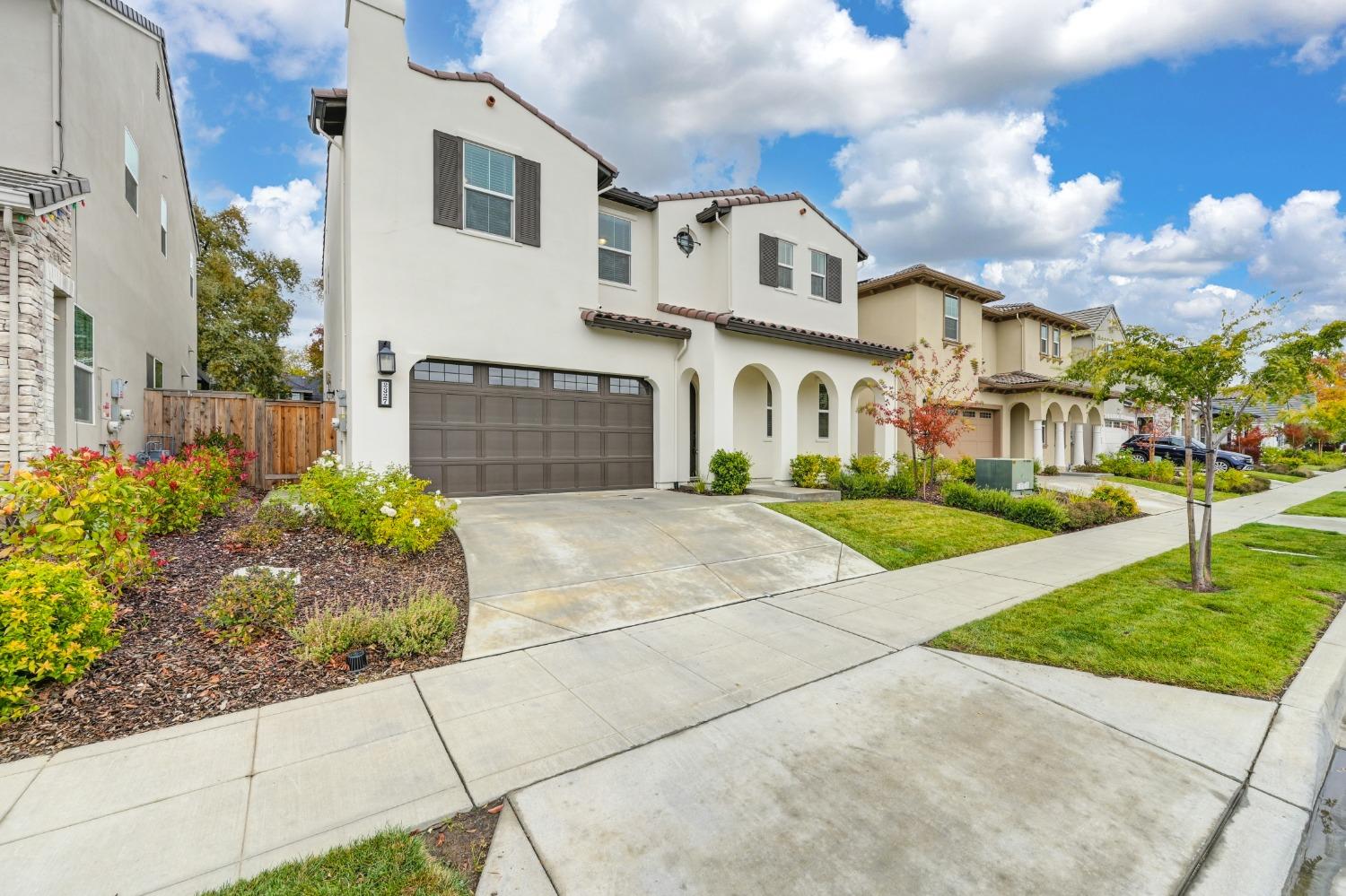 Detail Gallery Image 2 of 57 For 2327 5th Ave, Sacramento,  CA 95818 - 3 Beds | 2/1 Baths