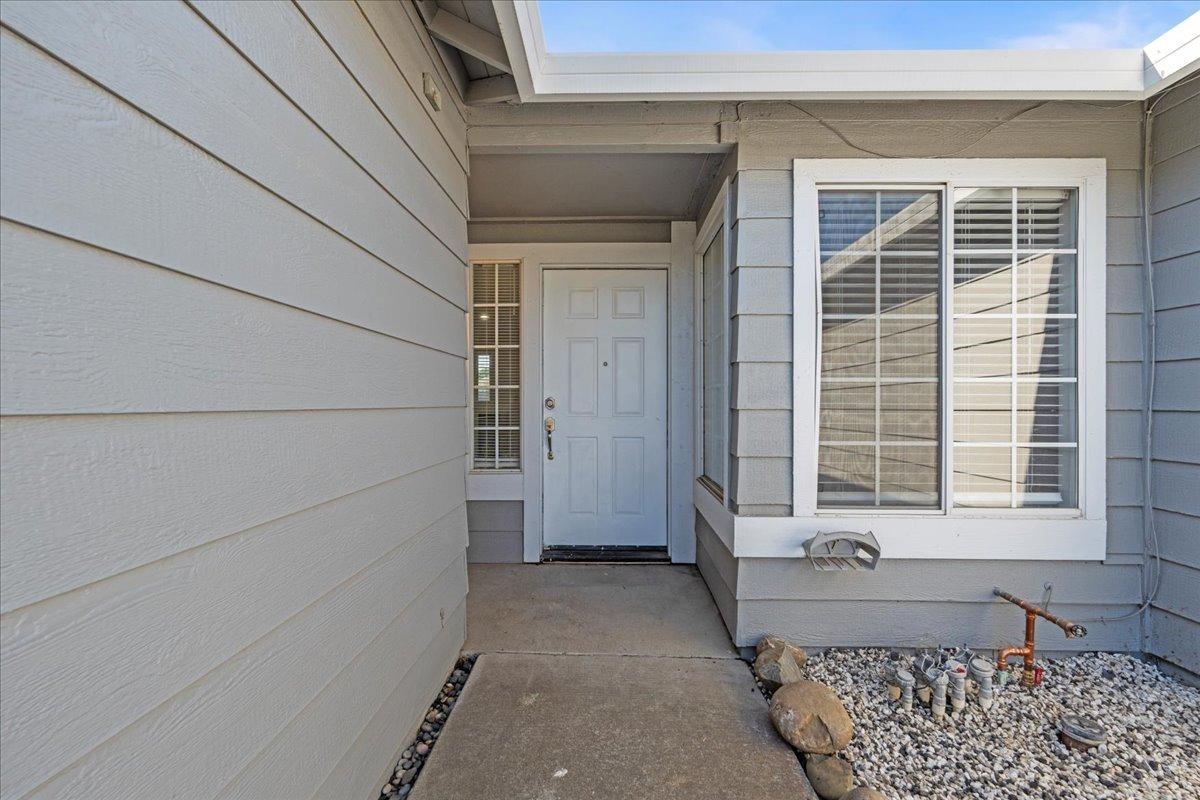Detail Gallery Image 4 of 29 For 5550 Crystal Hill Way, Sacramento,  CA 95823 - 3 Beds | 2 Baths