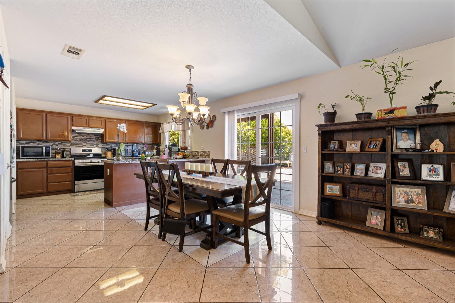Detail Gallery Image 8 of 39 For 1867 William Moss Blvd, Stockton,  CA 95206 - 4 Beds | 2/1 Baths