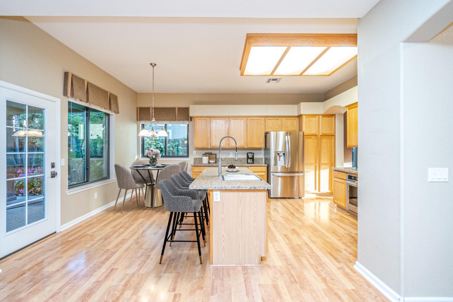 Detail Gallery Image 3 of 45 For 156 Winslow Dr, Roseville,  CA 95678 - 5 Beds | 3 Baths