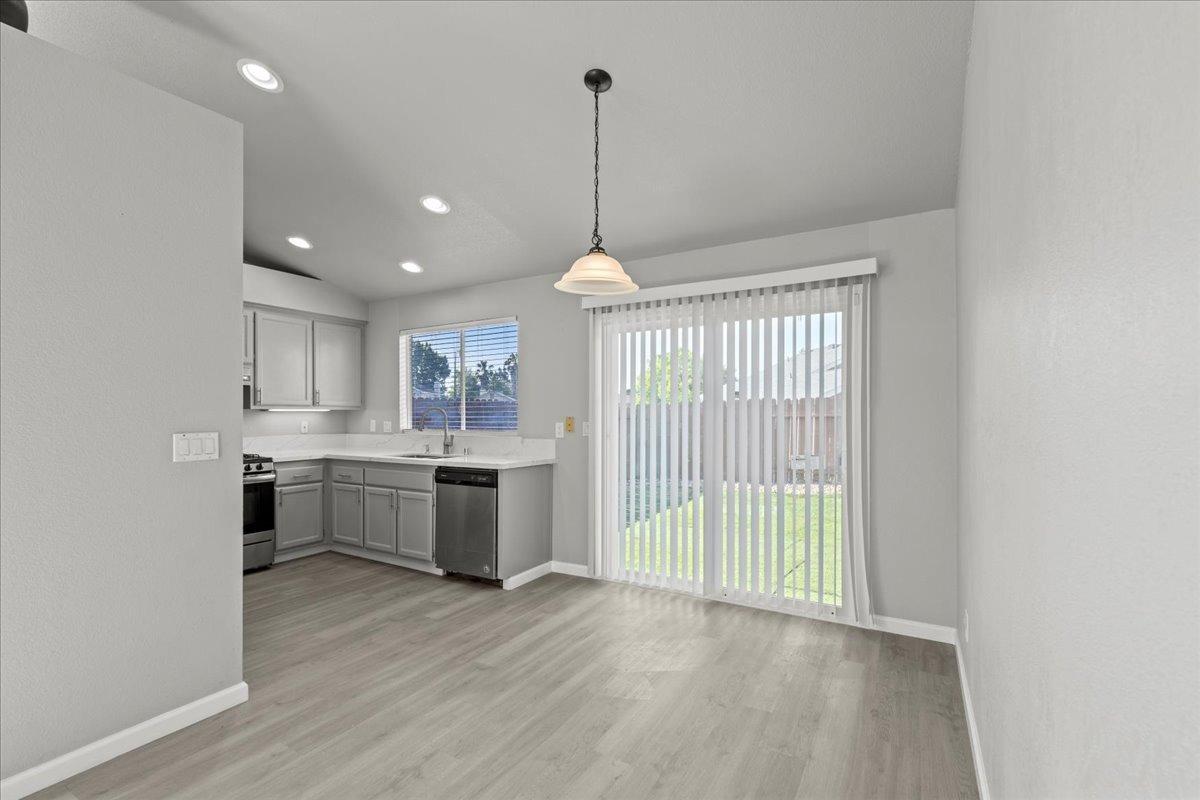 Detail Gallery Image 9 of 29 For 5550 Crystal Hill Way, Sacramento,  CA 95823 - 3 Beds | 2 Baths