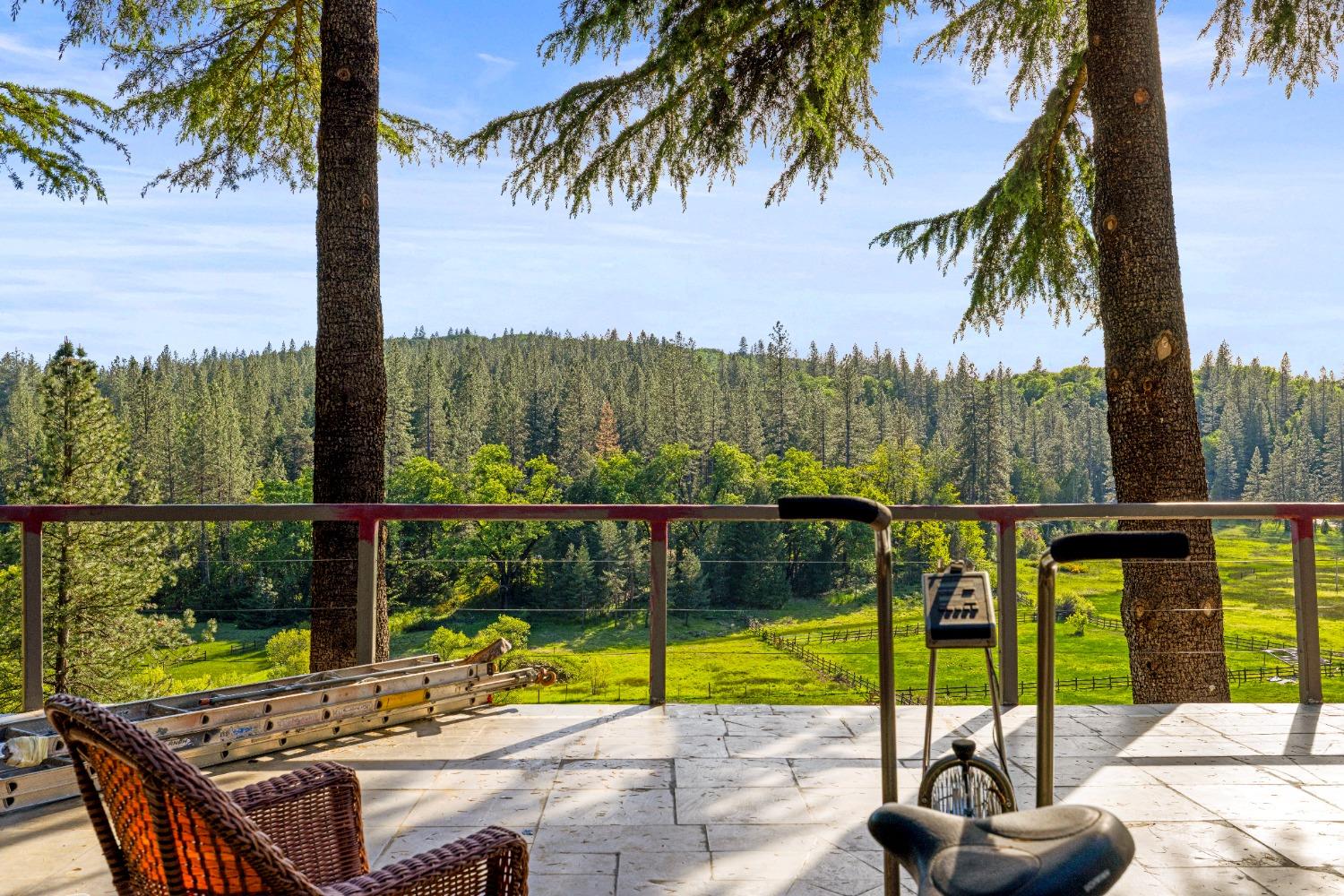 Detail Gallery Image 4 of 40 For 14421 You Bet Rd, Grass Valley,  CA 95945 - 4 Beds | 3 Baths