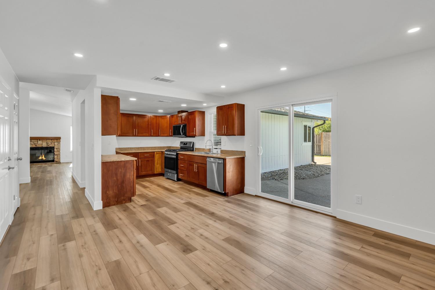 Detail Gallery Image 26 of 52 For 38 Mountainwood Ct, Sacramento,  CA 95823 - 4 Beds | 2 Baths