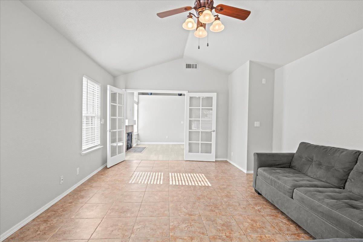 Detail Gallery Image 13 of 29 For 5550 Crystal Hill Way, Sacramento,  CA 95823 - 3 Beds | 2 Baths