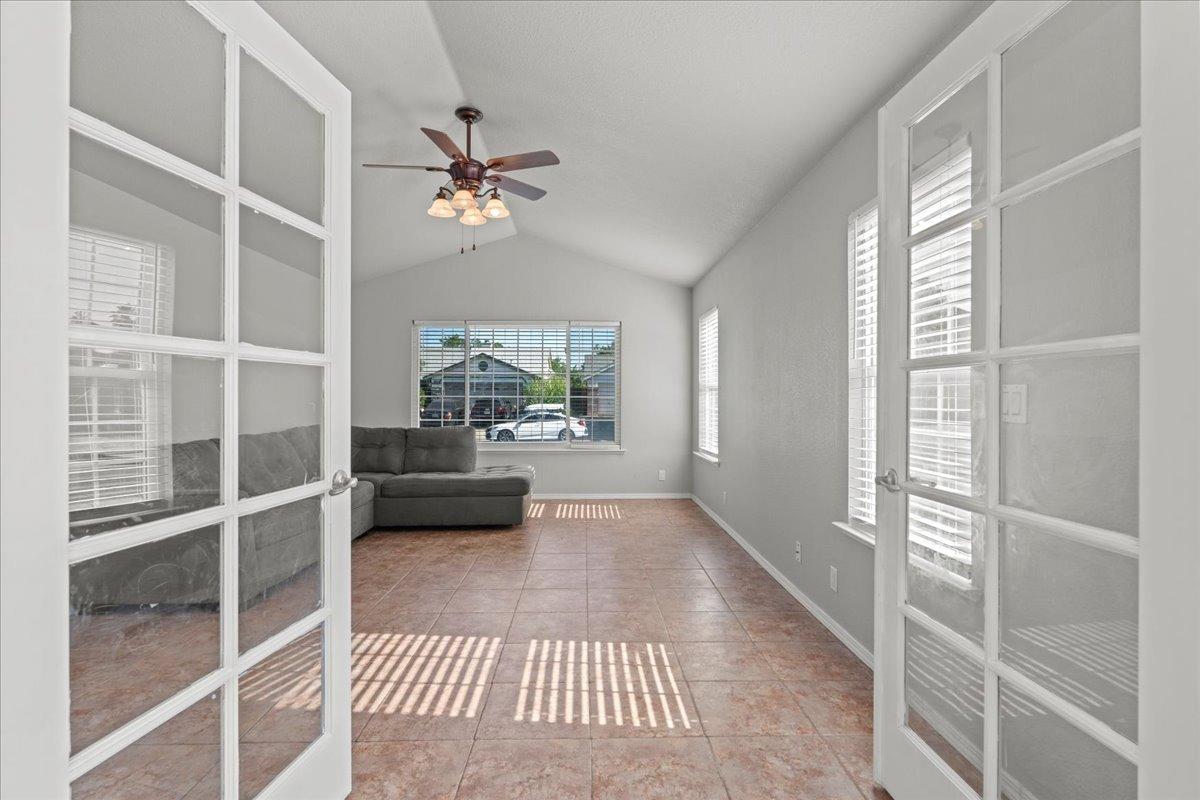 Detail Gallery Image 11 of 29 For 5550 Crystal Hill Way, Sacramento,  CA 95823 - 3 Beds | 2 Baths