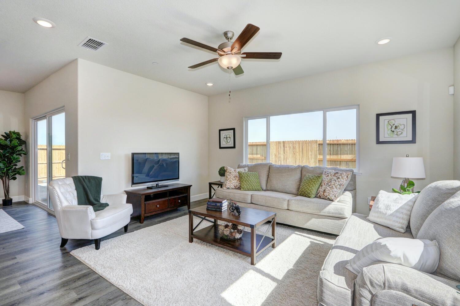 Detail Gallery Image 9 of 24 For 1129 Nicklaus Rd, Galt,  CA 95632 - 2 Beds | 2/1 Baths