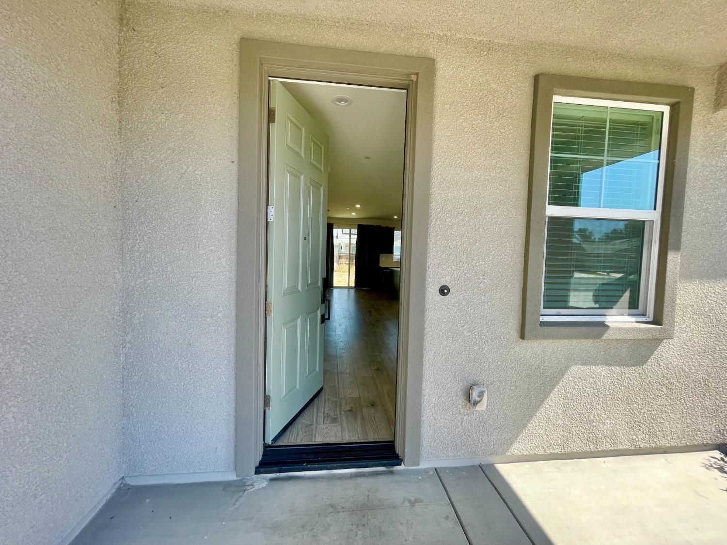 Detail Gallery Image 2 of 10 For 1112 Pearl Dr, Los Banos,  CA 93635 - 3 Beds | 2 Baths