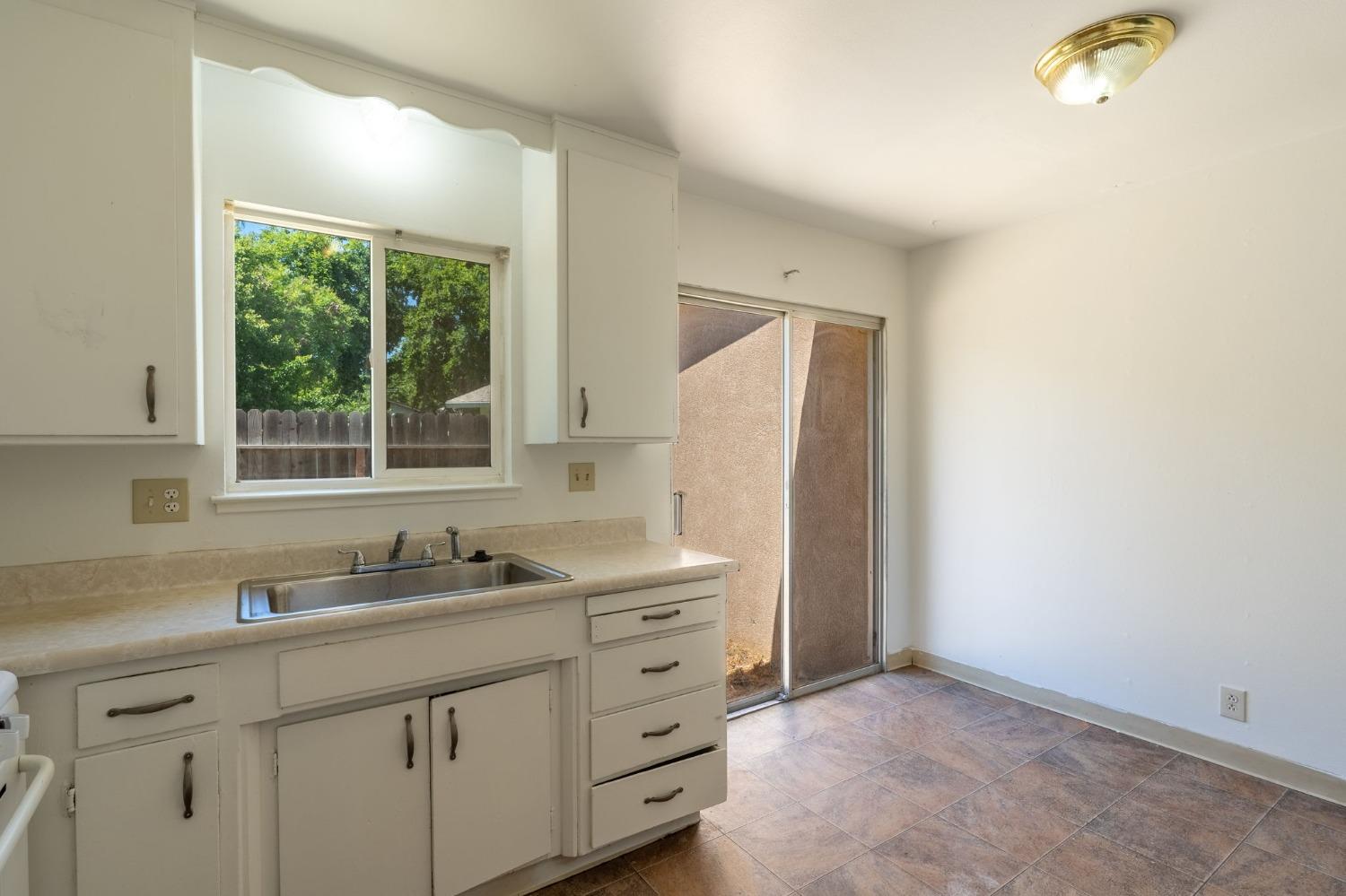 Detail Gallery Image 10 of 23 For 1906 Celeste Ct, Modesto,  CA 95355 - – Beds | – Baths