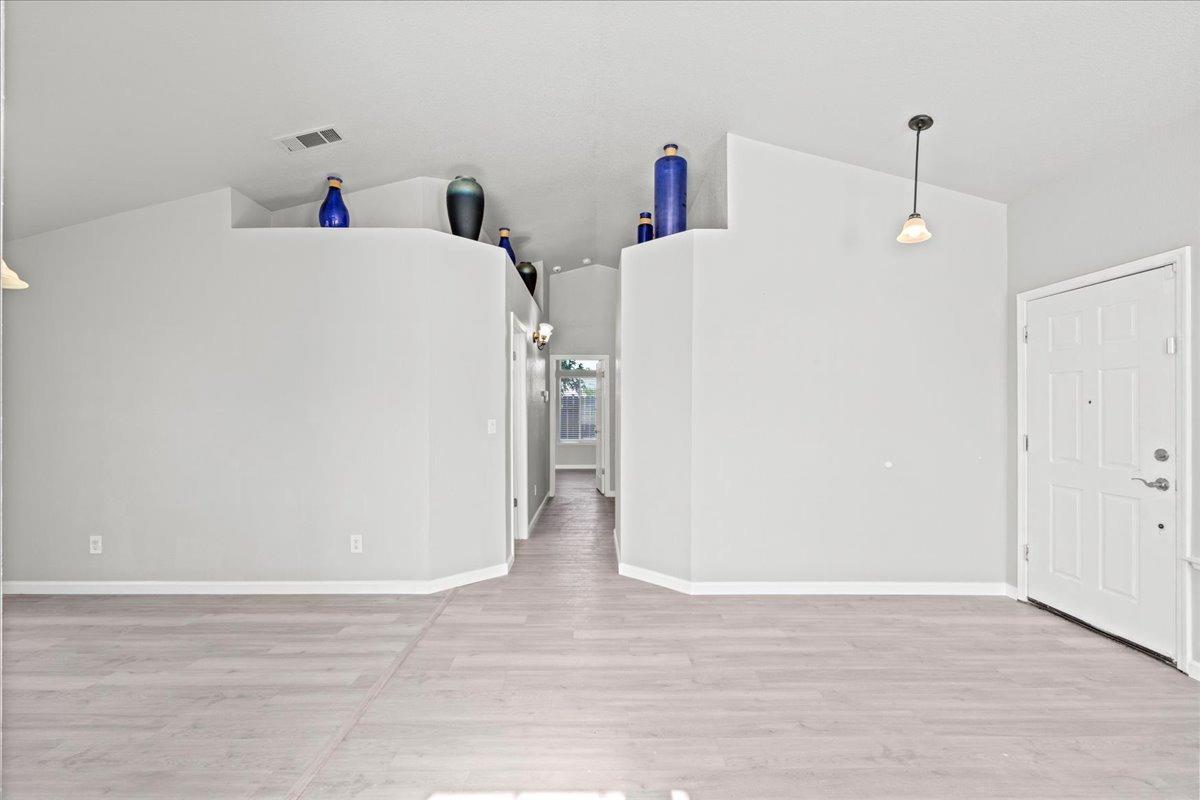 Detail Gallery Image 10 of 29 For 5550 Crystal Hill Way, Sacramento,  CA 95823 - 3 Beds | 2 Baths