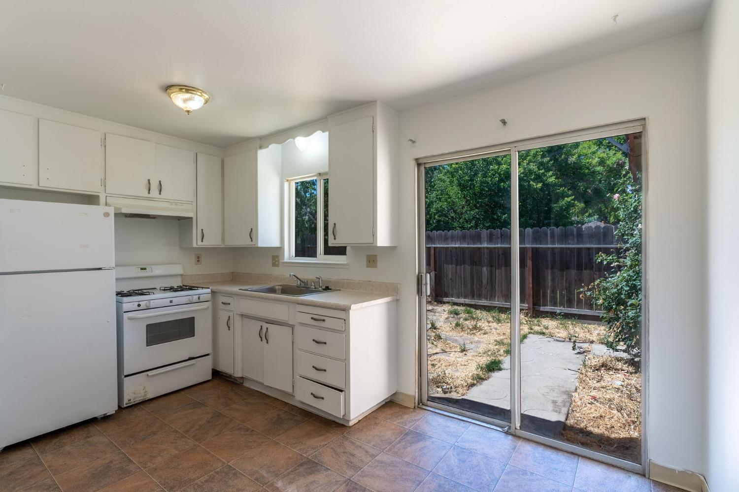 Detail Gallery Image 8 of 23 For 1906 Celeste Ct, Modesto,  CA 95355 - – Beds | – Baths