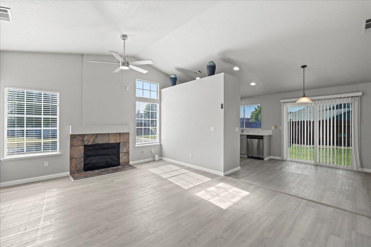 Detail Gallery Image 5 of 29 For 5550 Crystal Hill Way, Sacramento,  CA 95823 - 3 Beds | 2 Baths