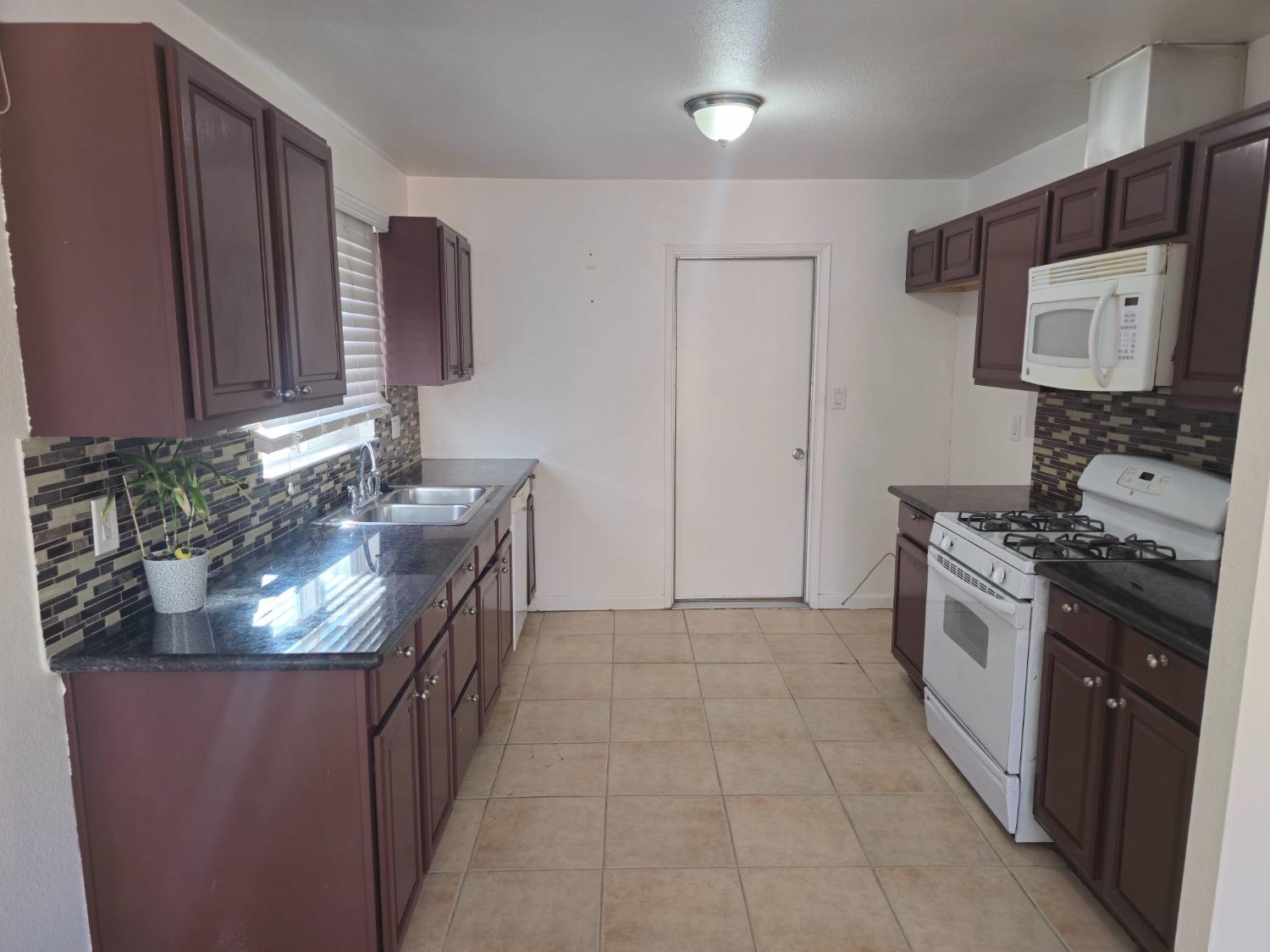Detail Gallery Image 3 of 15 For 1657 Duncan Dr, Tracy,  CA 95376 - 3 Beds | 2 Baths