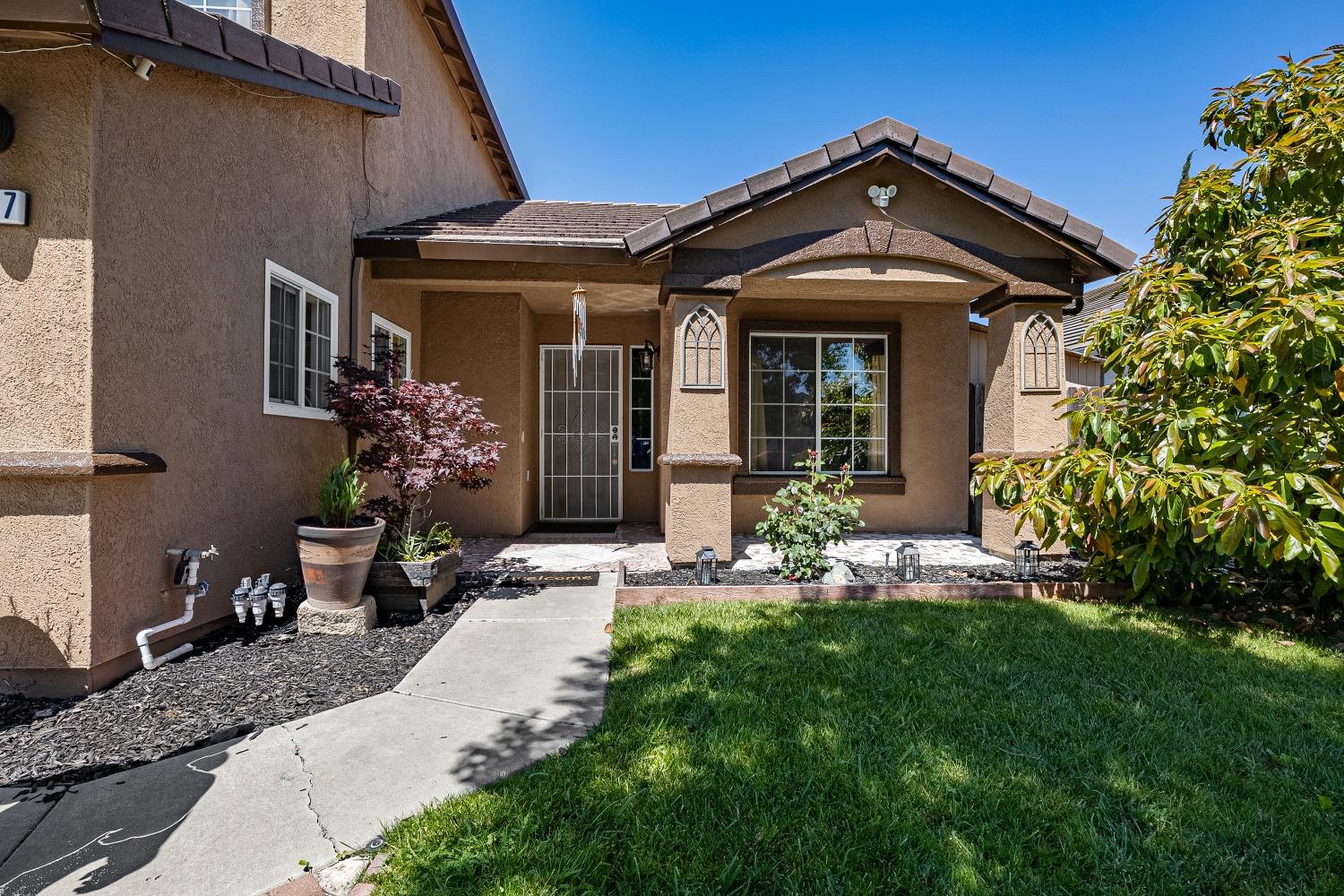 Detail Gallery Image 3 of 39 For 1867 William Moss Blvd, Stockton,  CA 95206 - 4 Beds | 2/1 Baths
