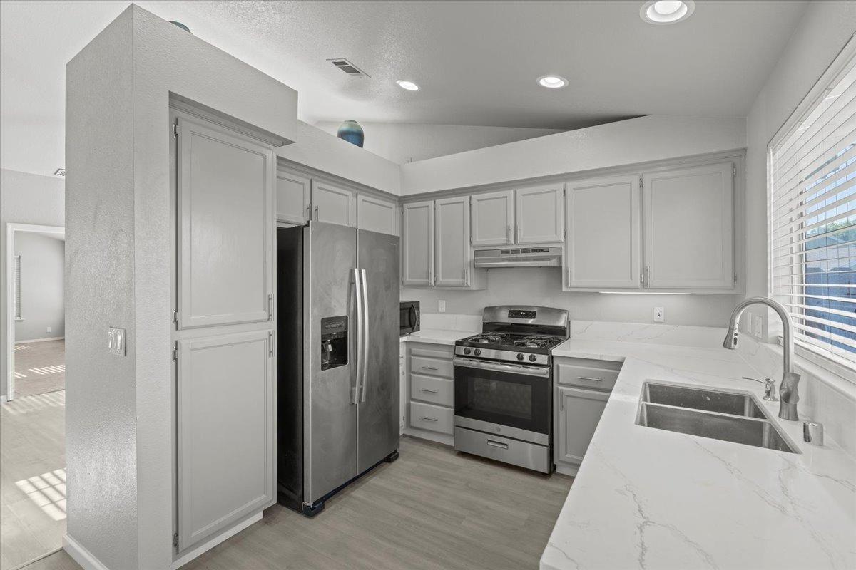 Detail Gallery Image 8 of 29 For 5550 Crystal Hill Way, Sacramento,  CA 95823 - 3 Beds | 2 Baths