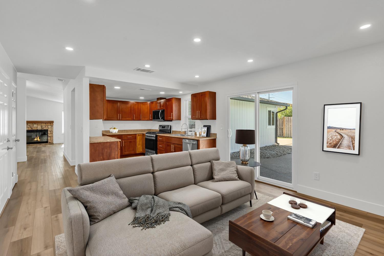 Detail Gallery Image 10 of 52 For 38 Mountainwood Ct, Sacramento,  CA 95823 - 4 Beds | 2 Baths